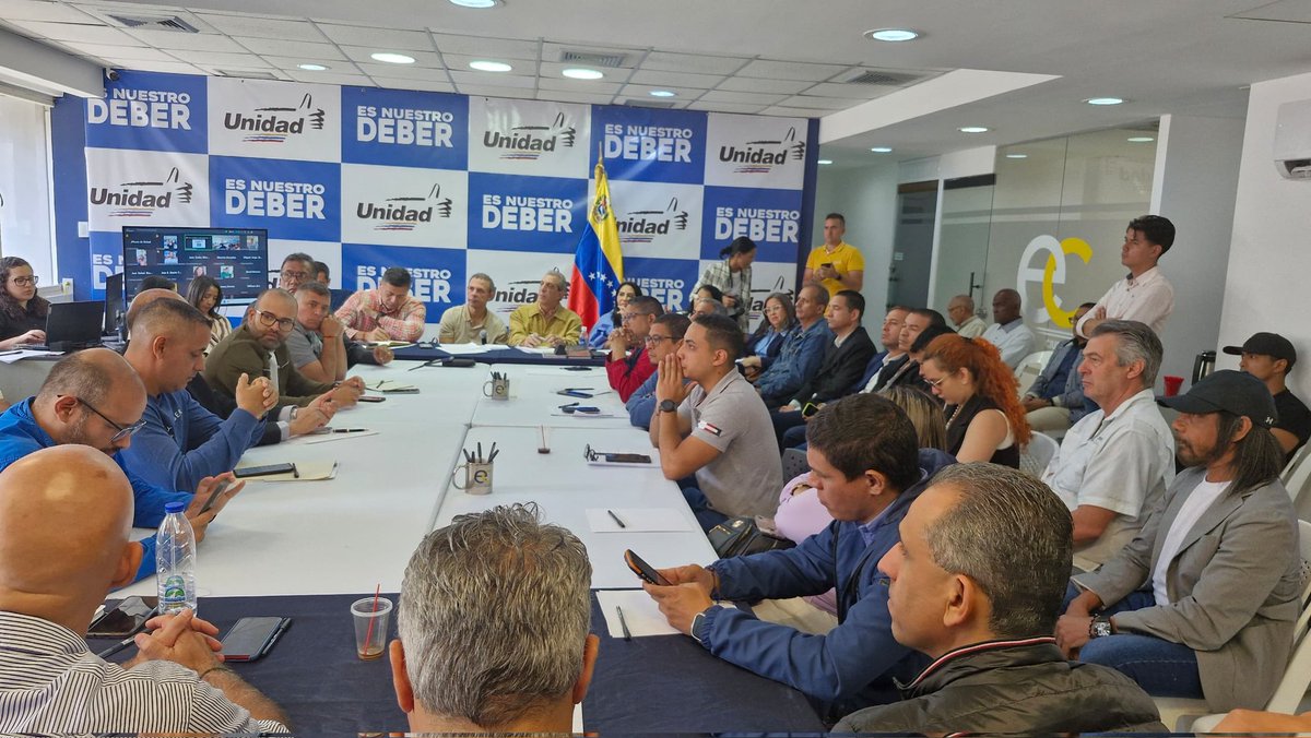 ADemocratica's tweet photo. Hoy en reunión con ex presos políticos, se les presentó la hoja de ruta para la transición de la Plataforma Unitaria Democrática. La unidad sigue avanzando y sumando más sectores a este proyecto donde todos somos necesarios e importantes.

Libertad para los presos políticos que aún están detenidos. Democracia y libertad.