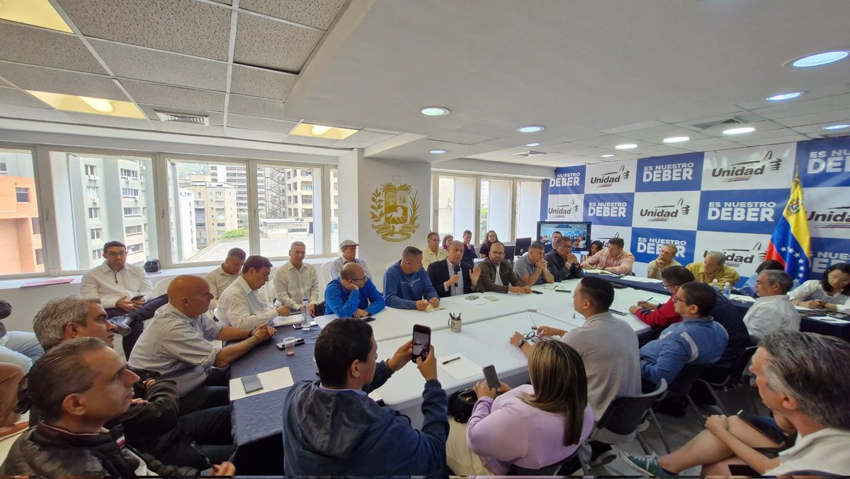 ADemocratica's tweet photo. Hoy en reunión con ex presos políticos, se les presentó la hoja de ruta para la transición de la Plataforma Unitaria Democrática. La unidad sigue avanzando y sumando más sectores a este proyecto donde todos somos necesarios e importantes.

Libertad para los presos políticos que aún están detenidos. Democracia y libertad.