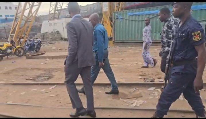 S’assurer des conditions auxquelles sont confrontés les passagers avant leur départ au port public de Kalemie.

Le Ministre des Transports, Noris Mulongoyi, a effectué une descente sur le lieu afin de s’assurer personnellement si le port de bouées de sauvetage est bien assuré.