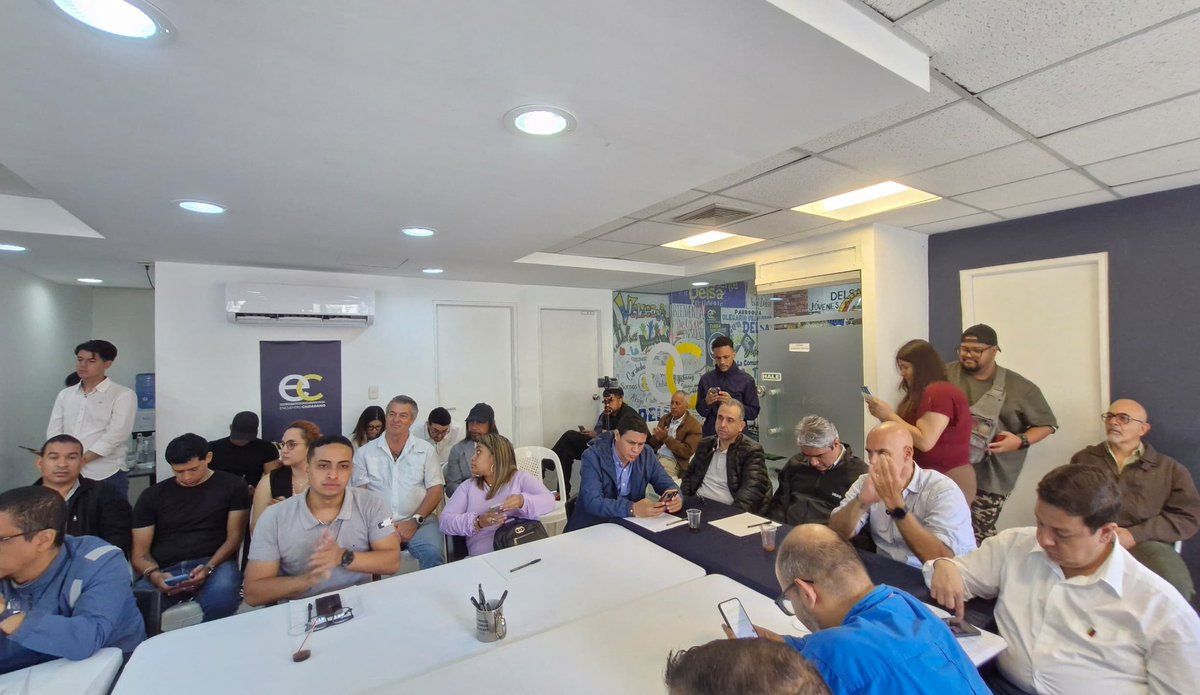ADemocratica's tweet photo. Hoy en reunión con ex presos políticos, se les presentó la hoja de ruta para la transición de la Plataforma Unitaria Democrática. La unidad sigue avanzando y sumando más sectores a este proyecto donde todos somos necesarios e importantes.

Libertad para los presos políticos que aún están detenidos. Democracia y libertad.