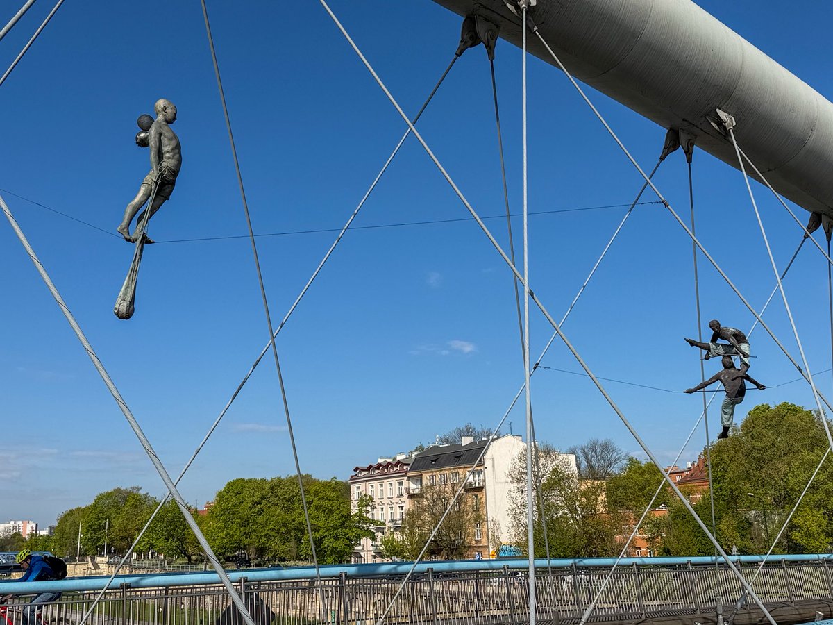 steveinarabia's tweet image. Much beloved acrobatic sculptures over the Father Bernatek Footbridge – a pedestrian and bicycle footbridge over the #Vistula River in #Krakow #Poland, connecting Kazimierz with Podgórze , built on the site of the former #Podgórski Bridge