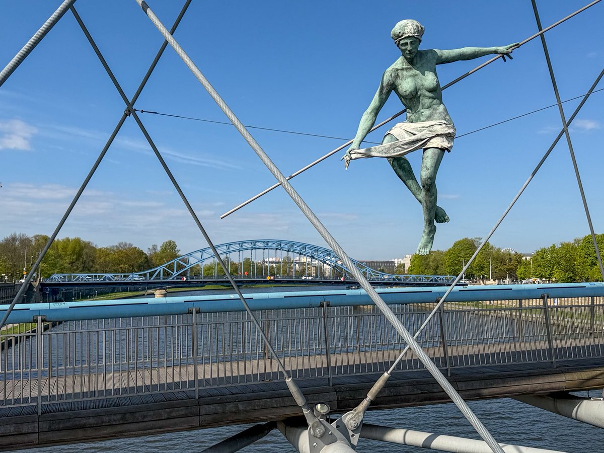 steveinarabia's tweet image. Much beloved acrobatic sculptures over the Father Bernatek Footbridge – a pedestrian and bicycle footbridge over the #Vistula River in #Krakow #Poland, connecting Kazimierz with Podgórze , built on the site of the former #Podgórski Bridge
