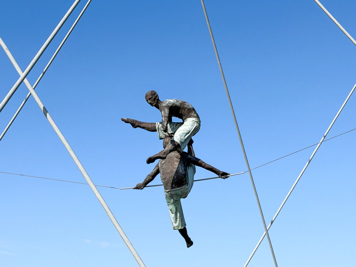 steveinarabia's tweet image. Much beloved acrobatic sculptures over the Father Bernatek Footbridge – a pedestrian and bicycle footbridge over the #Vistula River in #Krakow #Poland, connecting Kazimierz with Podgórze , built on the site of the former #Podgórski Bridge