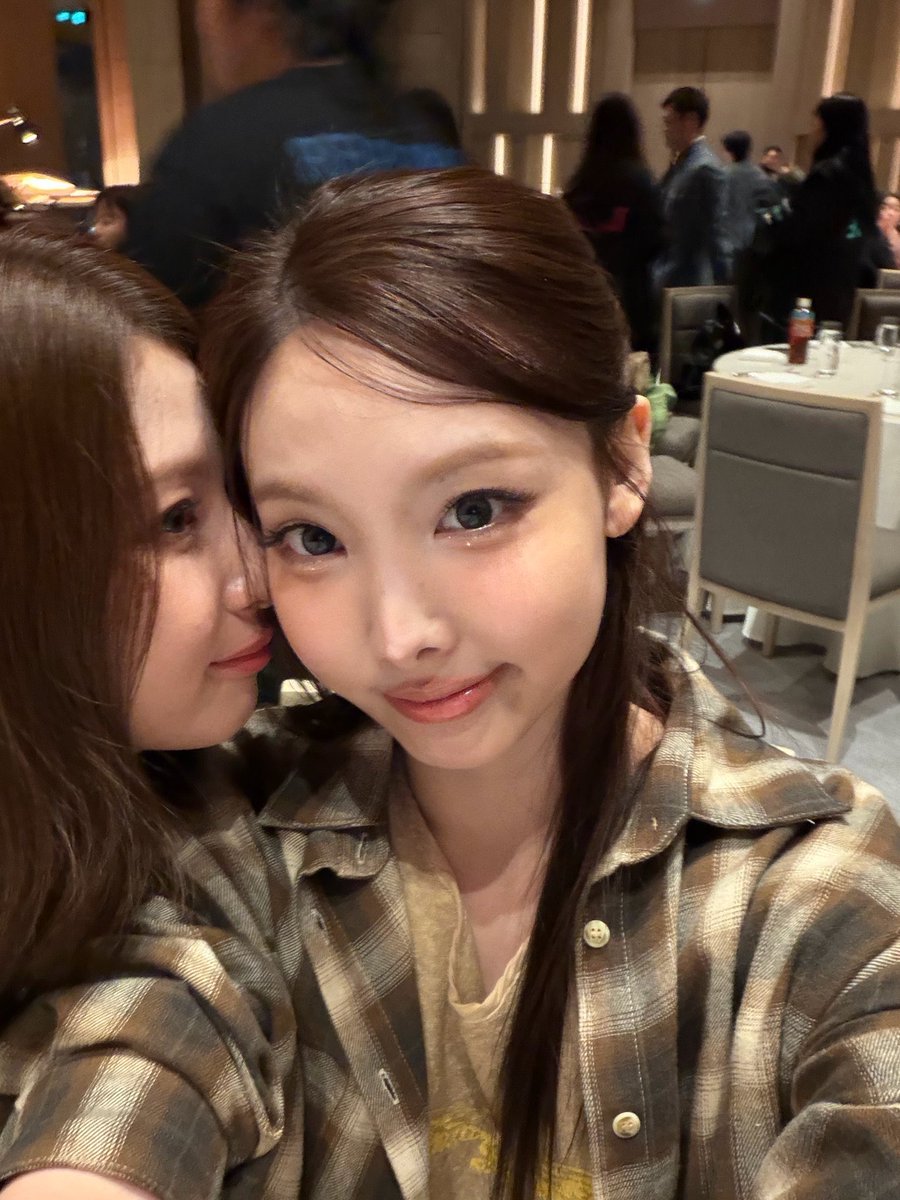 PSCYSN's tweet photo. กรี้ดดดดดดห์ สานะเอาจมูกชนแก้มพี่นายอนงี้เลยเหรอ บ้อกแบ้กมาก เอางี้นะ คือไอดอลหญิงชอบสานะเยอะมาก เสียอาการกับสานะทุกคน ยังไงคะ การที่พี่นายอนเอามาโพสแบบนี้ อวดเหรอแม่ นี่รู้ทันนะ คือชีชนะแบบไม่ต้องลงมาจากแท่นอันดับ 1 ด้วยซ้ำ คนที่ทำให้สานะเขินจนหน้าแดงแปร้ดก็มีแต่พี่นายอนอะ💜🩵 https://t.co/Y3bDmkSTOY
