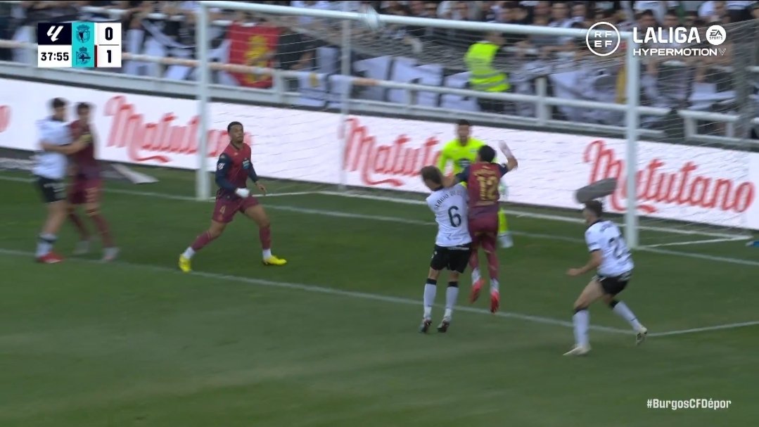 MrAsubio's tweet image. #TIEMPODEREVISIÓN 

👟 Para a comisión técnica do CTA o lance Qagliata-Sergio Glez no #Burgos #Dépor:

📌  "Movemento natural do brazo, o atacante do Burgos sin opción clara de desputar o balón, invade o espazo do defensor e impacta co brazo. O movemento natural dos brazos na