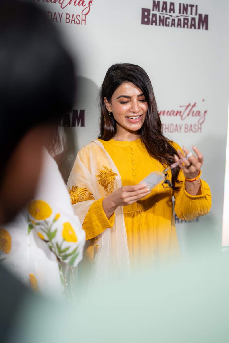 bunnyakansha's tweet photo. differently angle unlocked no fr she is a an angel 😭🤍, am soo glad she liked the gifts i gave her😭 https://t.co/BMvaLyxRXX