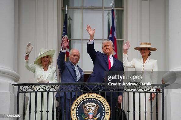 GettyImagesNews's tweet image. King Charles III and #QueenCamilla wave from the balcony of the #WhiteHouse during a state arrival ceremony and #KingCharlesIII participates in a bilateral meeting in the Oval Office while the Royal couple is on a state visit in Washington DC. #royalstatevisit📷: @ChrisJack_Getty