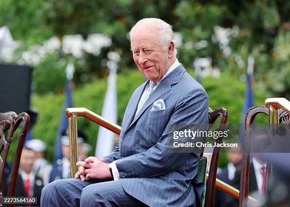 GettyImagesNews's tweet image. King Charles III and #QueenCamilla wave from the balcony of the #WhiteHouse during a state arrival ceremony and #KingCharlesIII participates in a bilateral meeting in the Oval Office while the Royal couple is on a state visit in Washington DC. #royalstatevisit📷: @ChrisJack_Getty