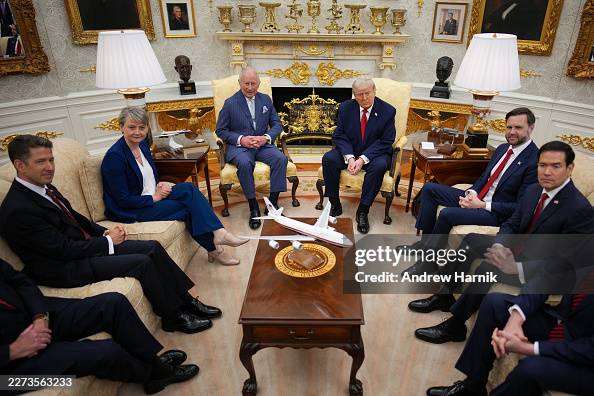 GettyImagesNews's tweet image. King Charles III and #QueenCamilla wave from the balcony of the #WhiteHouse during a state arrival ceremony and #KingCharlesIII participates in a bilateral meeting in the Oval Office while the Royal couple is on a state visit in Washington DC. #royalstatevisit📷: @ChrisJack_Getty
