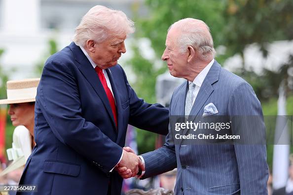 GettyImagesNews's tweet image. King Charles III and #QueenCamilla wave from the balcony of the #WhiteHouse during a state arrival ceremony and #KingCharlesIII participates in a bilateral meeting in the Oval Office while the Royal couple is on a state visit in Washington DC. #royalstatevisit📷: @ChrisJack_Getty
