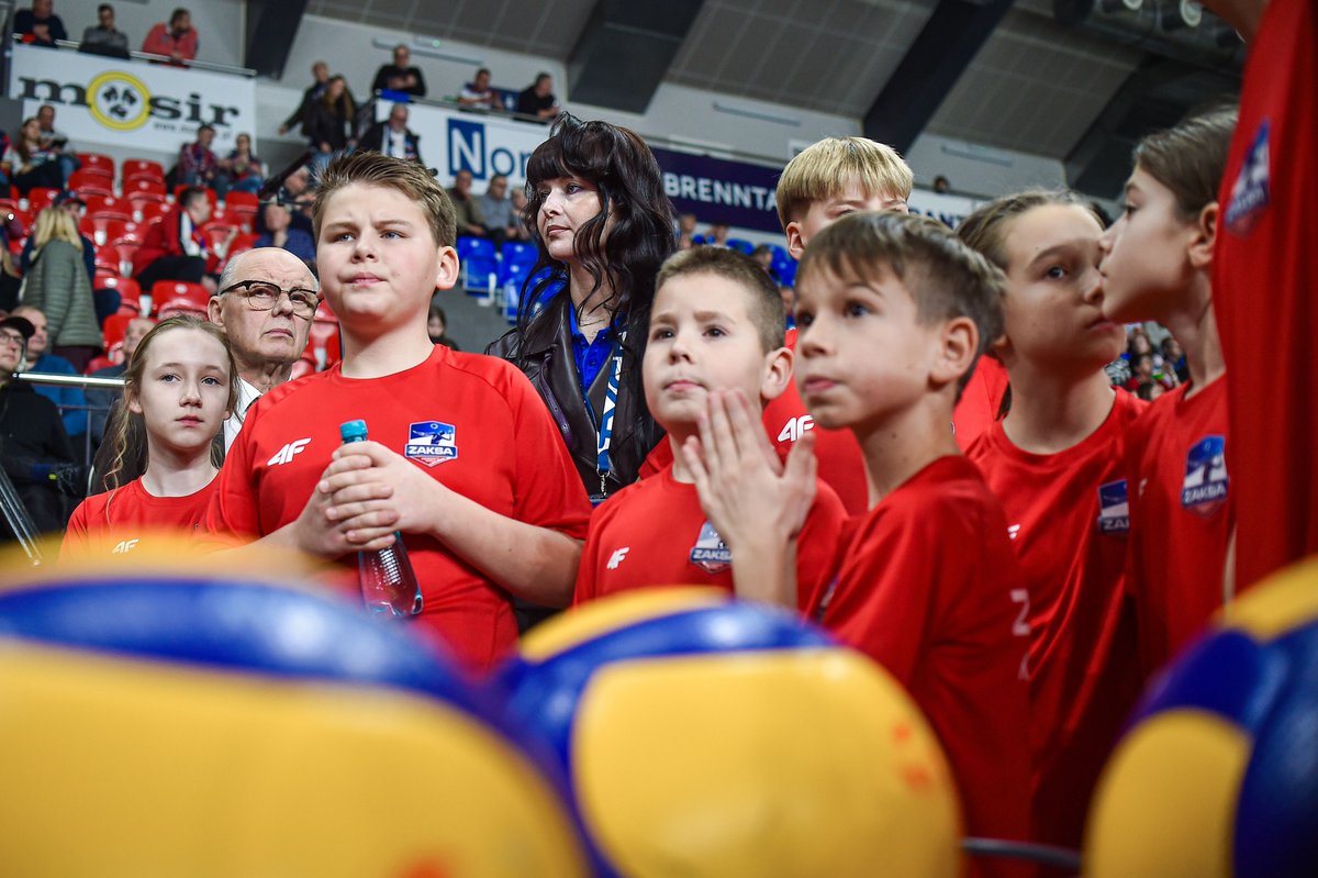 ZAKSAofficial's tweet photo. Wielkie dzięki dla #Mopersi i ich opiekunów: Basi, Szymona i Henia 👉 Boisko było zawsze zadbane, a piłki chodziły wzorowo na każdym meczu 🫶 #ZAKSAfamily🟦⬜🟥

ZAKSA rekomenduje kolekcję siatkarską Teamwear @4f_official ➡️ https://t.co/hbyixsYSjc #4f #4fteam #4fPoland #4fPolska https://t.co/kkDm7gvcdp