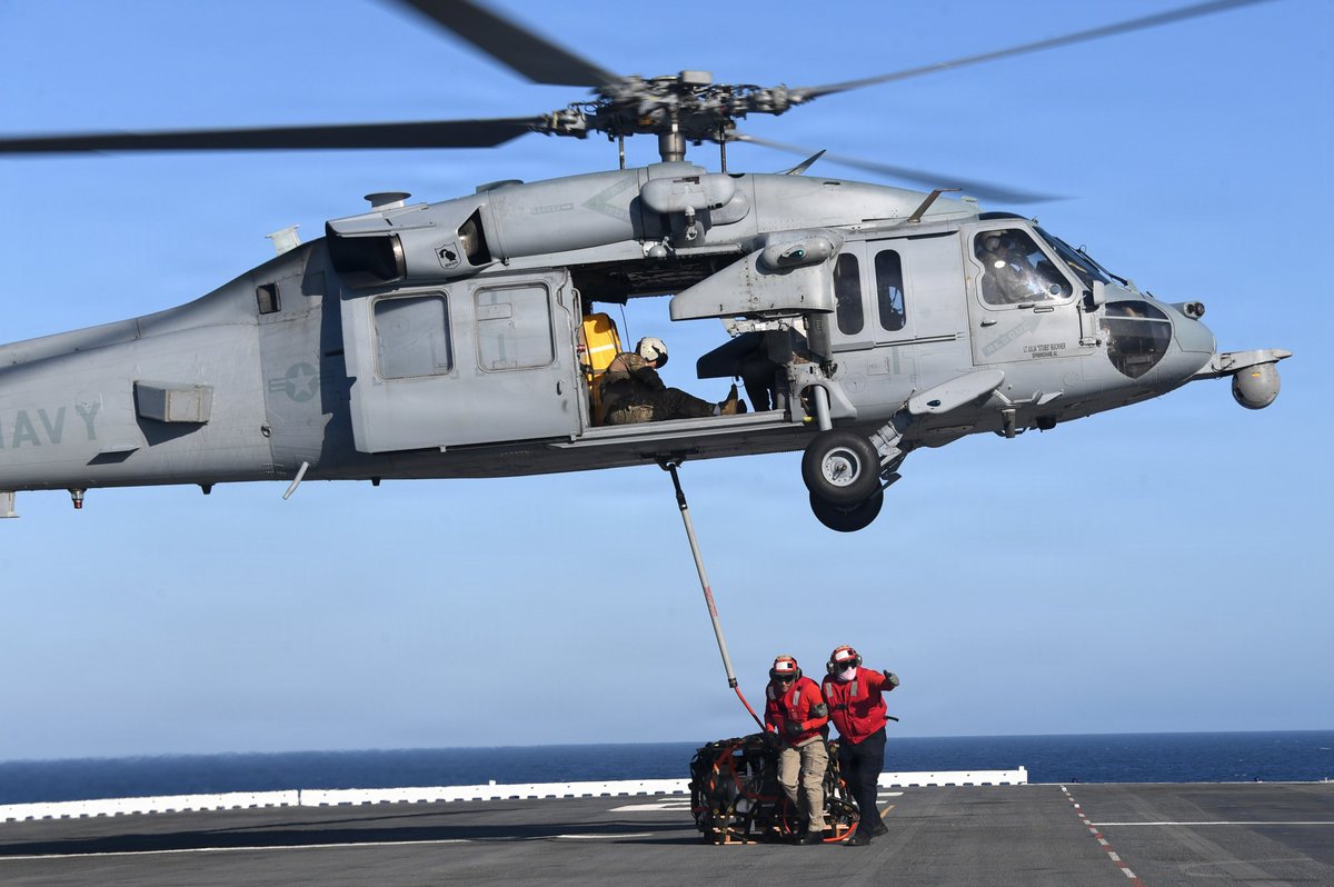 USPacificFleet's tweet image. Supplies on the move ⚓📦✈️

Sailors aboard USS Essex (LHD 2) conduct VERTREP ops with an MH-60 Seahawk, keeping critical cargo flowing at sea.

Ready, supplied, and mission-focused.

📸 MCSN Ivan A. Garcia / MC3 Aaron J. Rolle

#USNavy #Aviation #Logistics #CombatReady