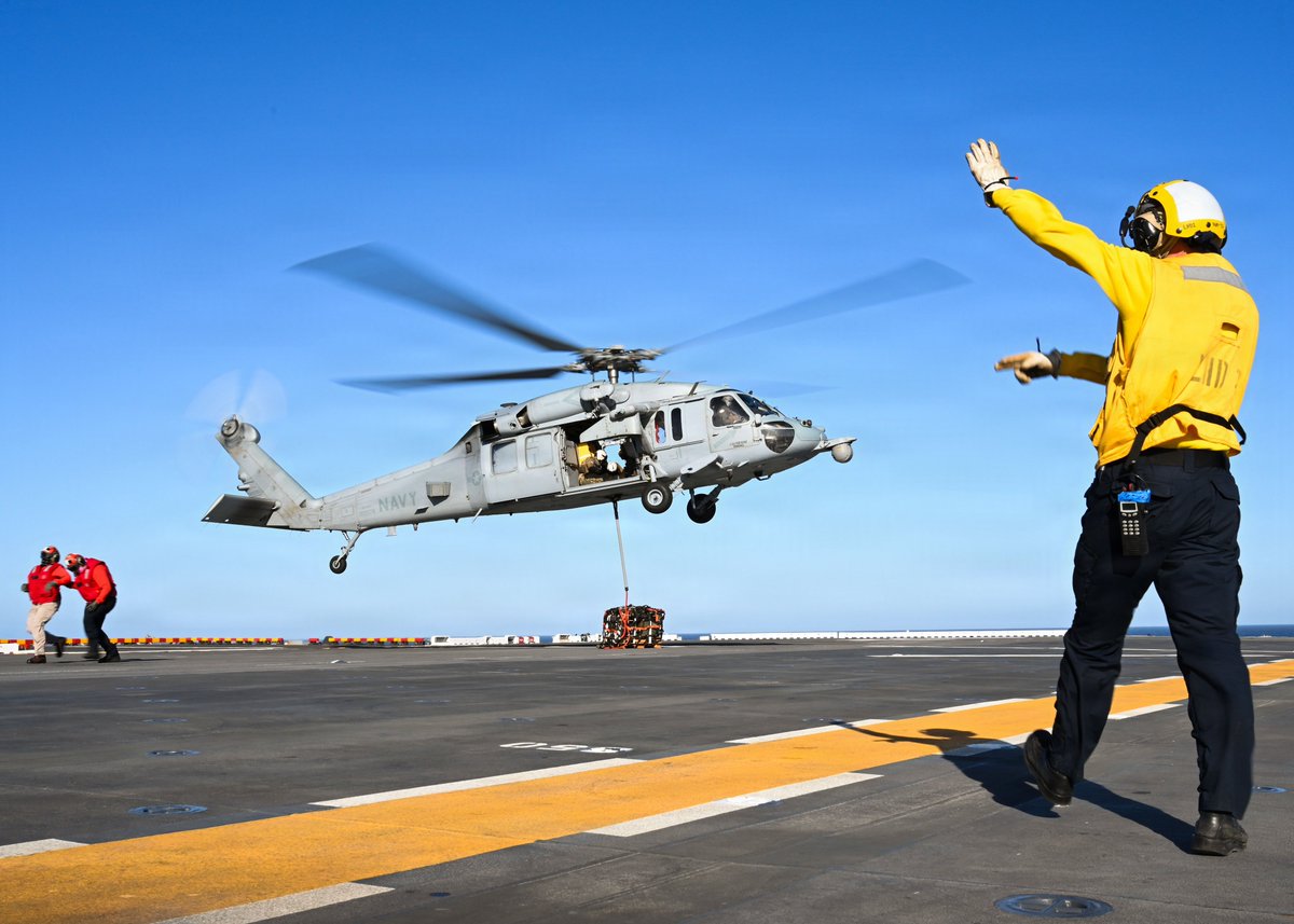 USPacificFleet's tweet image. Supplies on the move ⚓📦✈️

Sailors aboard USS Essex (LHD 2) conduct VERTREP ops with an MH-60 Seahawk, keeping critical cargo flowing at sea.

Ready, supplied, and mission-focused.

📸 MCSN Ivan A. Garcia / MC3 Aaron J. Rolle

#USNavy #Aviation #Logistics #CombatReady