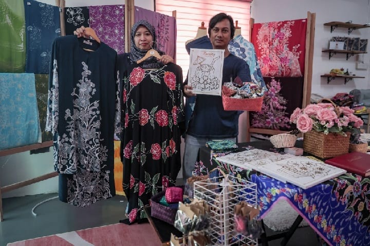 WilayahMy's tweet image. Johor-Inspired Batik Studio in Mersing Emerges as Cultural Tourism Draw dlvr.it/TSGbzp #Batik #CulturalTourism #Johor #Mersing #TraditionalCraftsmanship