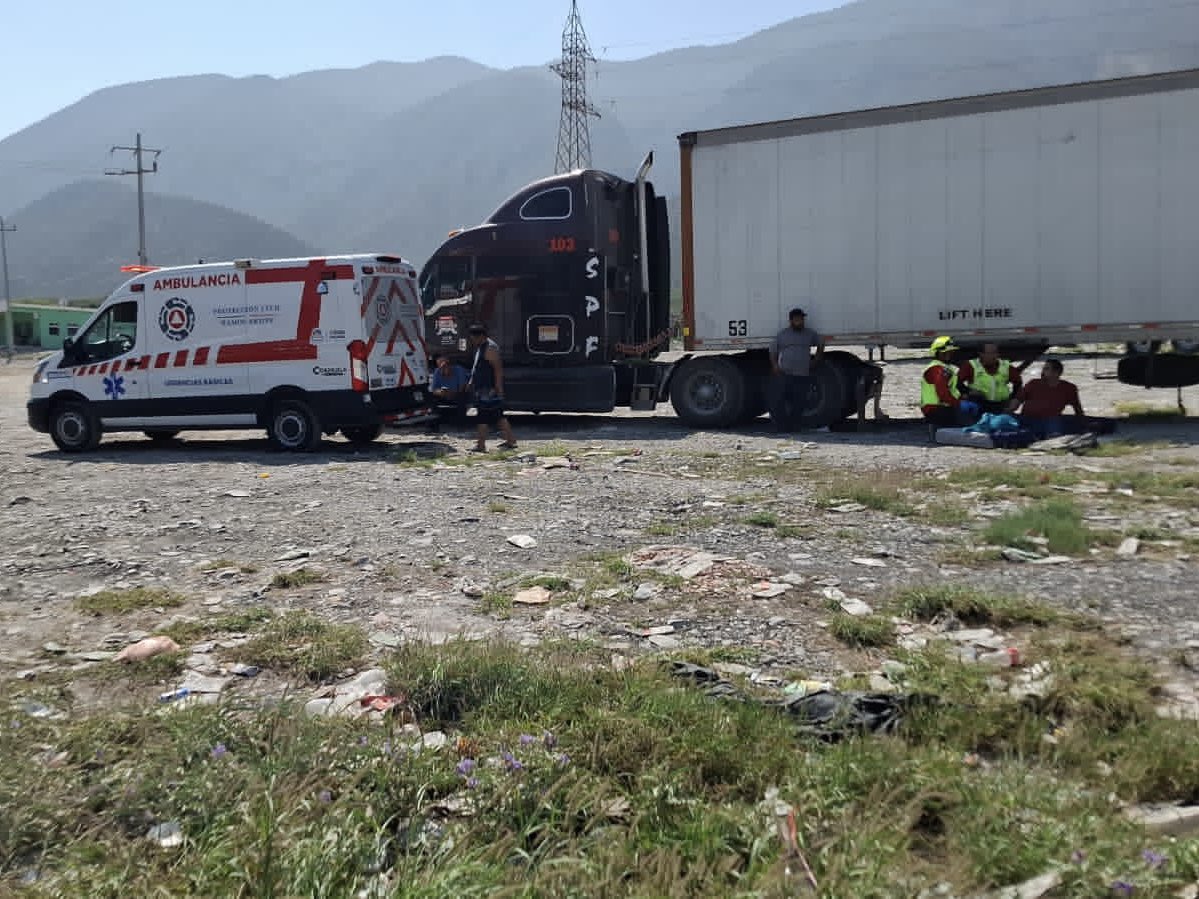 nSaltillo's tweet image. Tráfico lento en la carretera libre #Saltillo–#Monterrey debido a un accidente entre tres tráileres, a la altura del kilómetro 5.

En el lugar, personal de Protección Civil y Bomberos de #RamosArizpe valora a uno de los choferes involucrados en el choque; asimismo, lleva a cabo