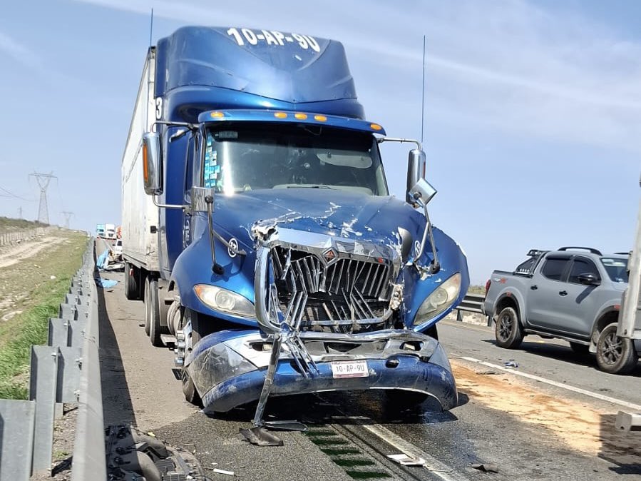 nSaltillo's tweet image. Tráfico lento en la carretera libre #Saltillo–#Monterrey debido a un accidente entre tres tráileres, a la altura del kilómetro 5.

En el lugar, personal de Protección Civil y Bomberos de #RamosArizpe valora a uno de los choferes involucrados en el choque; asimismo, lleva a cabo