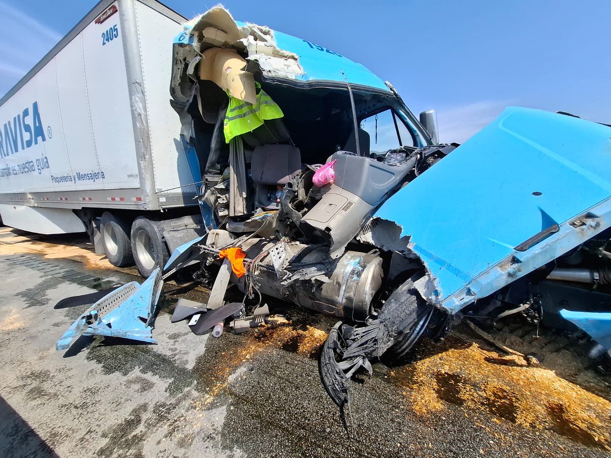 nSaltillo's tweet image. Tráfico lento en la carretera libre #Saltillo–#Monterrey debido a un accidente entre tres tráileres, a la altura del kilómetro 5.

En el lugar, personal de Protección Civil y Bomberos de #RamosArizpe valora a uno de los choferes involucrados en el choque; asimismo, lleva a cabo