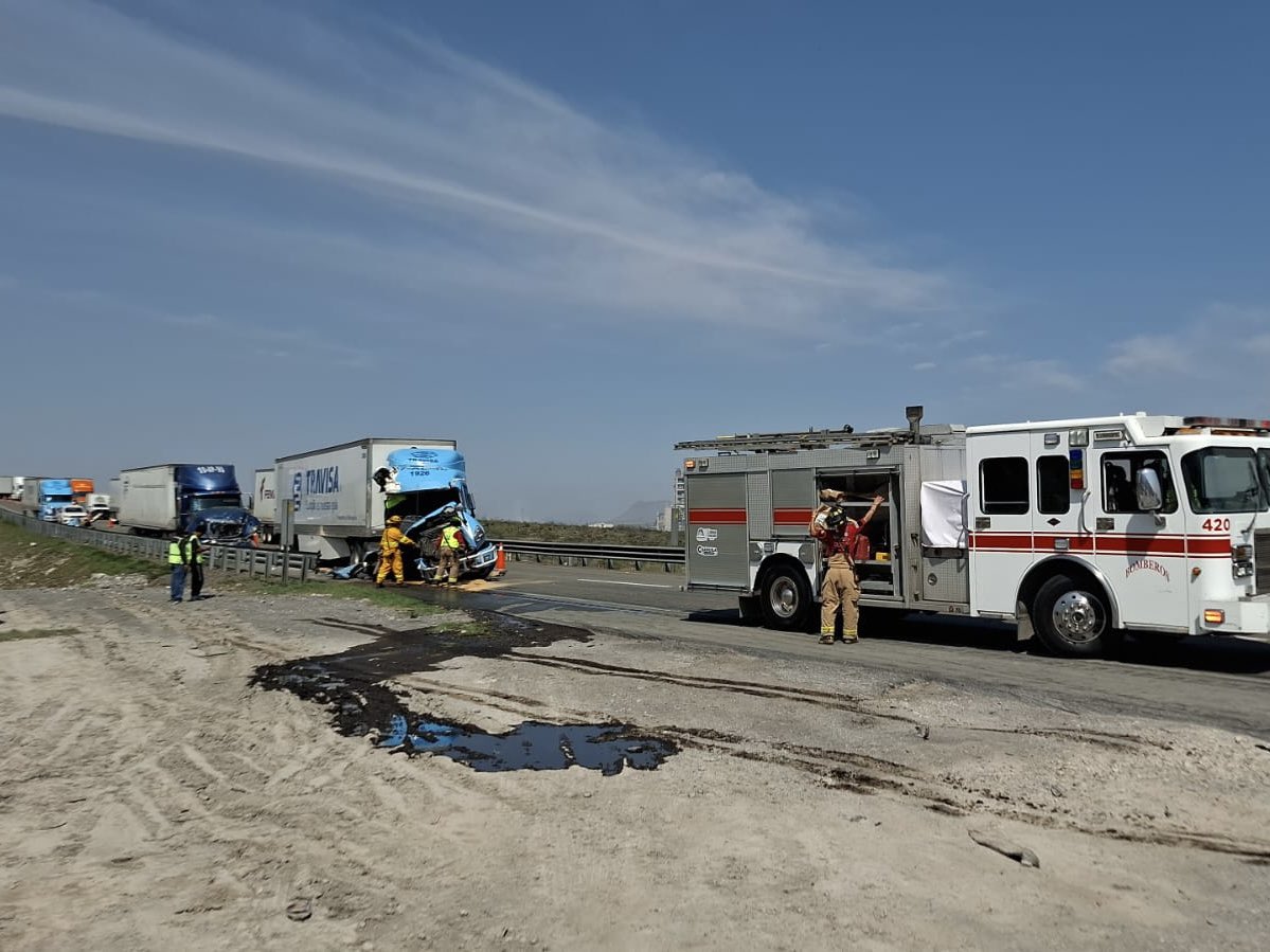 nSaltillo's tweet image. Tráfico lento en la carretera libre #Saltillo–#Monterrey debido a un accidente entre tres tráileres, a la altura del kilómetro 5.

En el lugar, personal de Protección Civil y Bomberos de #RamosArizpe valora a uno de los choferes involucrados en el choque; asimismo, lleva a cabo