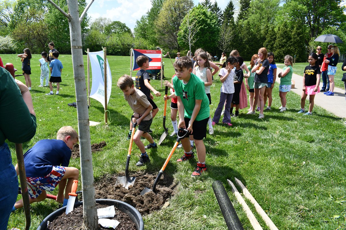 CityofUA's tweet image. Planting roots for the future! 🌳 💚 Greensview Middle School students recently joined City Council and Parks &amp;amp; Recreation staff to plant four Chinquapin Oak trees at Sunny 95 Park. They are part of a 17-species native grove honoring Ohio as the 17th state. #ArborDay #America250