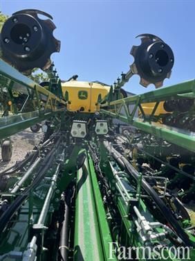 FarmsNews's tweet image. 2023 John Deere 1775NT 🔻

Exact emerge, central fill system, electric drive, exact rate, flex fold, and more.

usfarmer.com/planting-and-s…

#ForSale @WrightImp