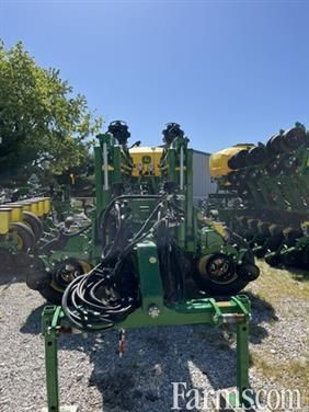 FarmsNews's tweet image. 2023 John Deere 1775NT 🔻

Exact emerge, central fill system, electric drive, exact rate, flex fold, and more.

usfarmer.com/planting-and-s…

#ForSale @WrightImp