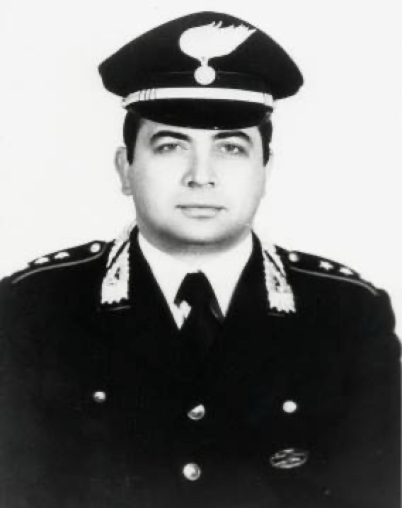 ANPIRomaPosti's tweet photo. La sera del #3maggio 1980, #EmanueleBasile, ufficiale dei @_Carabinieri_ mentre con la figlia e la moglie assisteva allo spettacolo della festa del Santissimo Crocifisso a #Monreale, un killer della mafia lo uccise sparandogli alle spalle.Aveva 31 anni. https://t.co/L55IEuyPHp