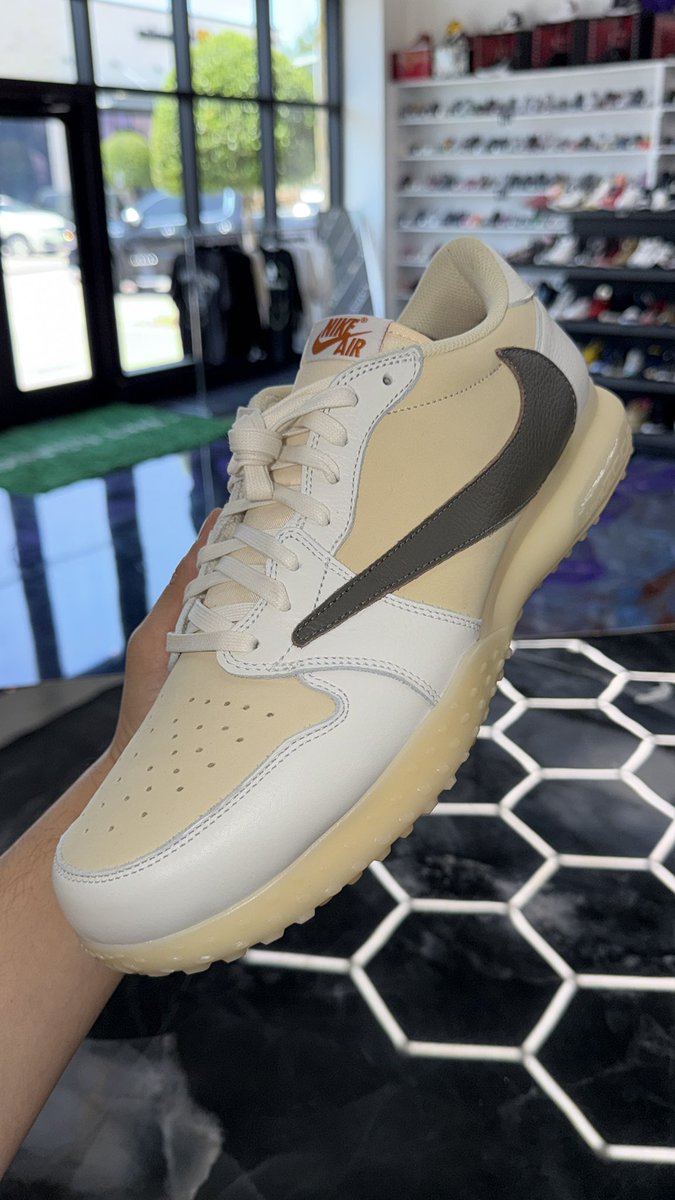 JustFreshKicks tweet media