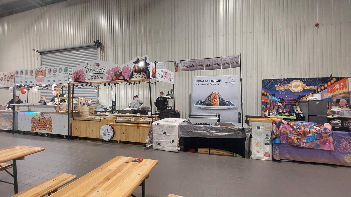 niigataonigiri's tweet image. Nasze stoisko wyglądało chyba najmniej profesjonalnie w strefie gastro #WTF 😅
Ale możemy je rozłożyć, a na koniec złożyć we dwie osoby w 40 minut 💪🏻
Wciąż też trzymamy się zasady, że ceny mamy takie same jak w lokalu.