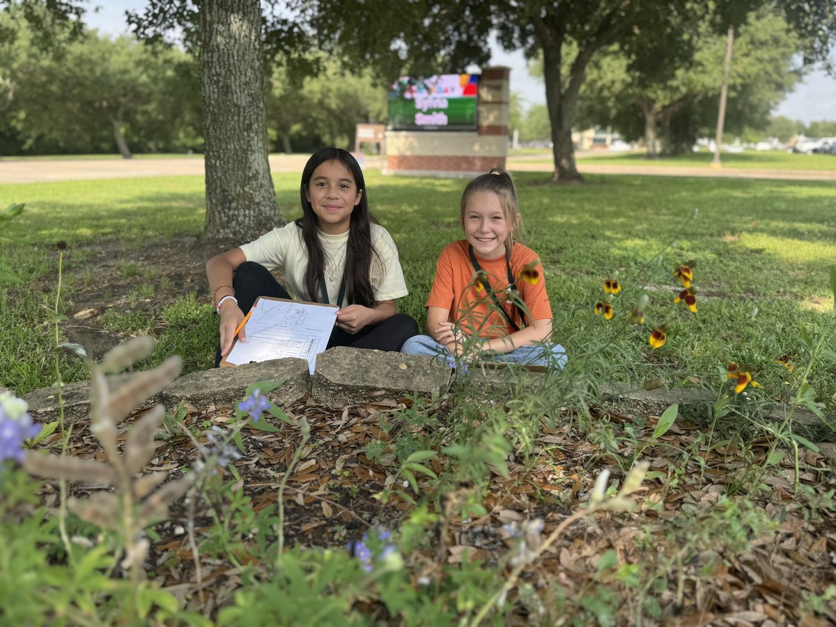 MsPaoliVegaRTGG's tweet photo. Weโre having a fantastic morning enjoying the sunshine โ๏ธ and beautiful blooms ๐ธ๐ป๐ชป @readygrowgarden @RobisonElemPTO @gerletti @CyFairISD #gardenday #schoolgarden #elementaryscience #outdooreducation https://t.co/KHFtOkPzbX