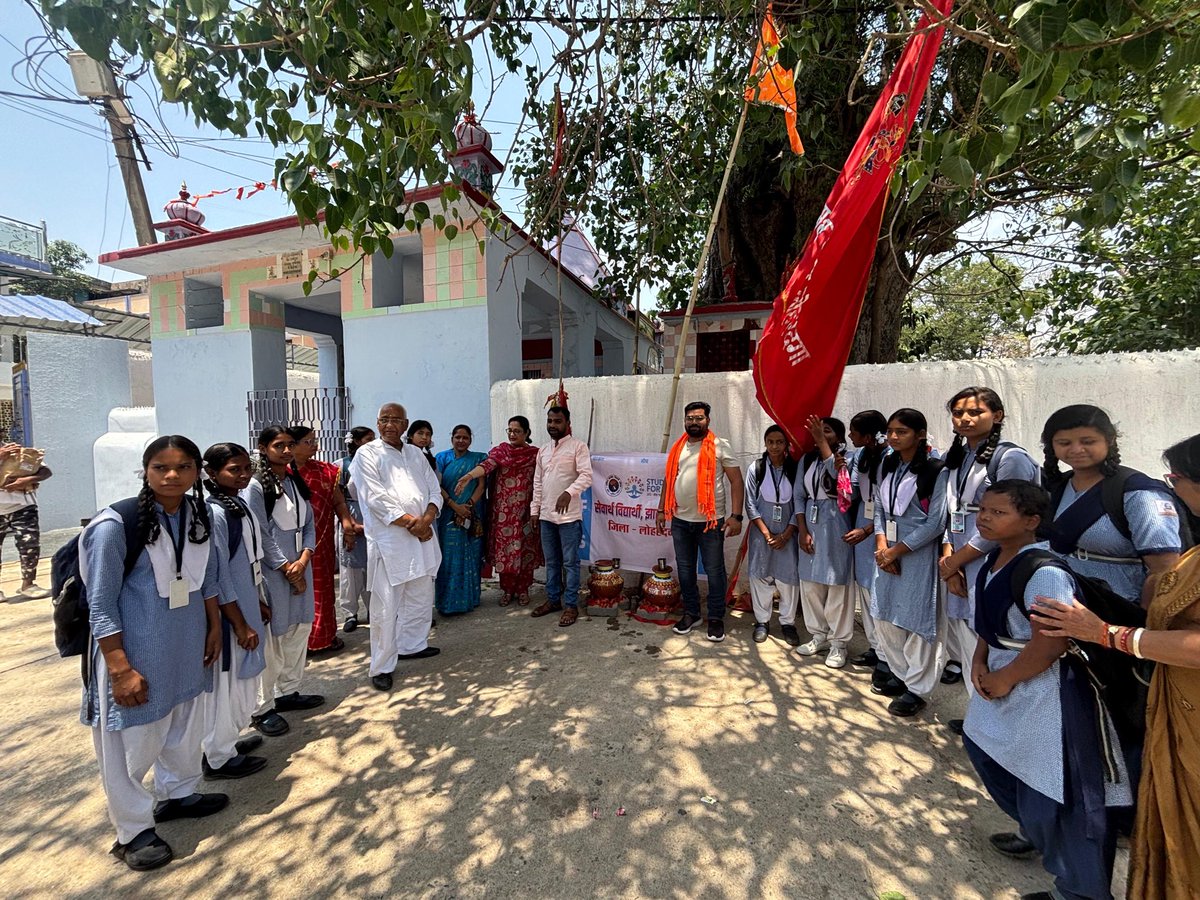 JharkhandABVP's tweet photo. अखिल भारतीय विद्यार्थी परिषद लोहरदगा नगर इकाई द्वारा गर्मी के समय में  गतिविधि SFS सेवार्थ विद्यार्थी के माध्यम से मटके रखकर जगह जगह ठंडे पानी  जल मंदिर की व्यवस्था की।

#ABVPJHARKHAND
#SFSJHARKHAND
#ABVPVOICE https://t.co/wX7cWYD5qB