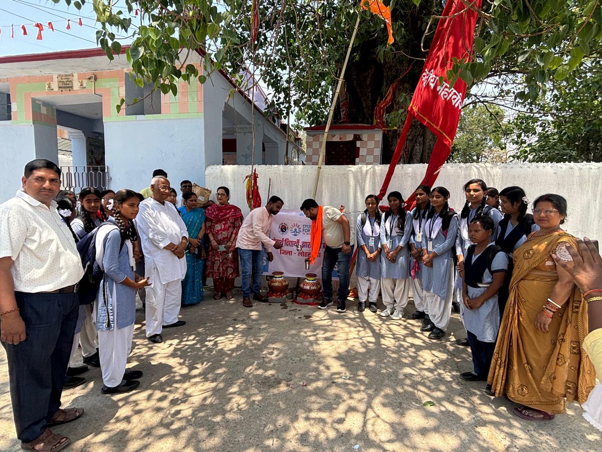 JharkhandABVP's tweet photo. अखिल भारतीय विद्यार्थी परिषद लोहरदगा नगर इकाई द्वारा गर्मी के समय में  गतिविधि SFS सेवार्थ विद्यार्थी के माध्यम से मटके रखकर जगह जगह ठंडे पानी  जल मंदिर की व्यवस्था की।

#ABVPJHARKHAND
#SFSJHARKHAND
#ABVPVOICE https://t.co/wX7cWYD5qB