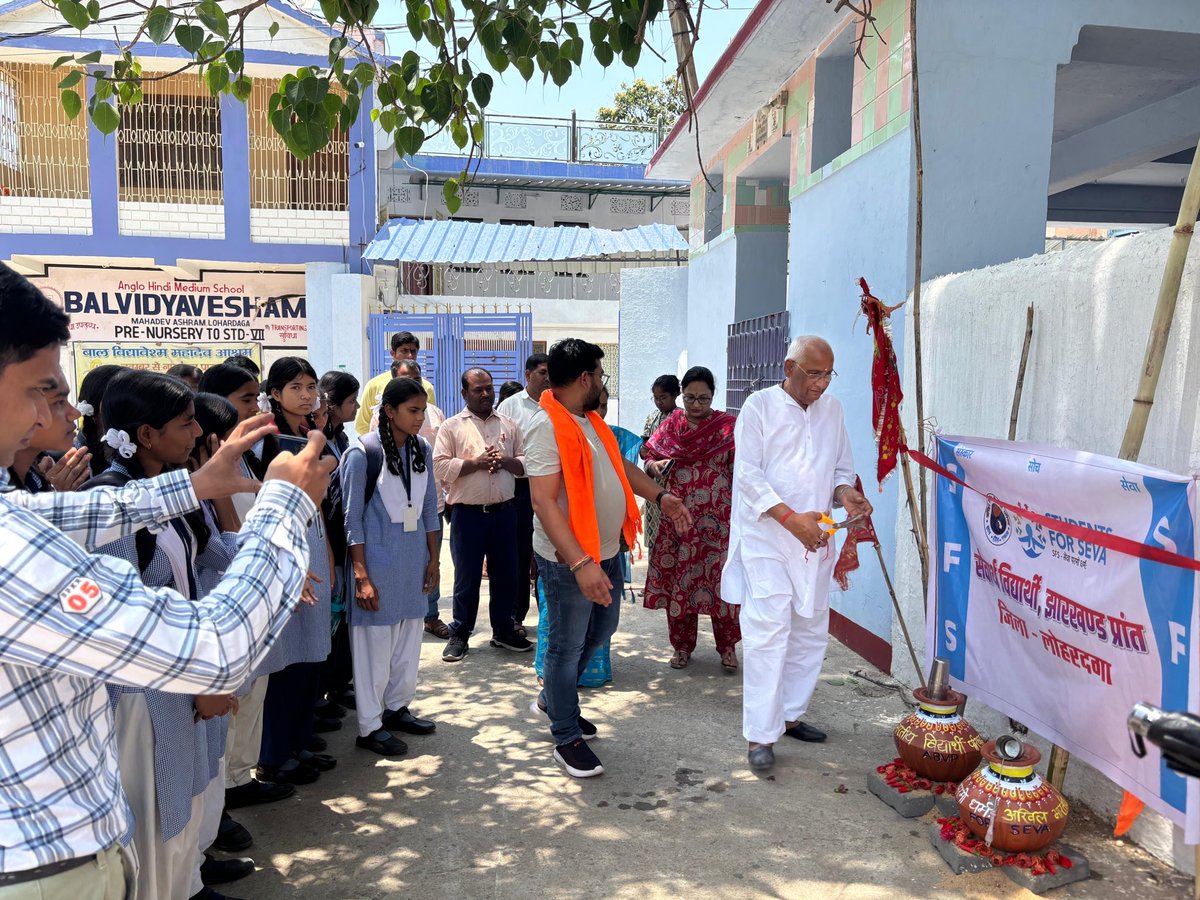 JharkhandABVP's tweet photo. अखिल भारतीय विद्यार्थी परिषद लोहरदगा नगर इकाई द्वारा गर्मी के समय में  गतिविधि SFS सेवार्थ विद्यार्थी के माध्यम से मटके रखकर जगह जगह ठंडे पानी  जल मंदिर की व्यवस्था की।

#ABVPJHARKHAND
#SFSJHARKHAND
#ABVPVOICE https://t.co/wX7cWYD5qB