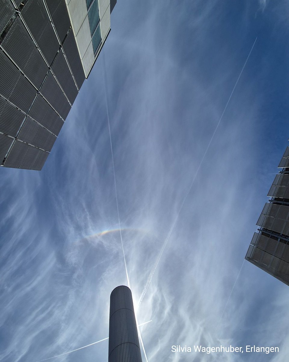 WetterOnline's tweet image. Der Blick nach oben hat sich hier gelohnt 😍

Neben dem farbigen Halo rund um die Sonne zeigt sich auch ein heller Bogen darüber – vermutlich ein Teil des Horizontalkreises. Zusammen mit den Kondensstreifen entsteht ein spannendes Himmelsbild.

#Halo #Himmelsphänomen #Sonne