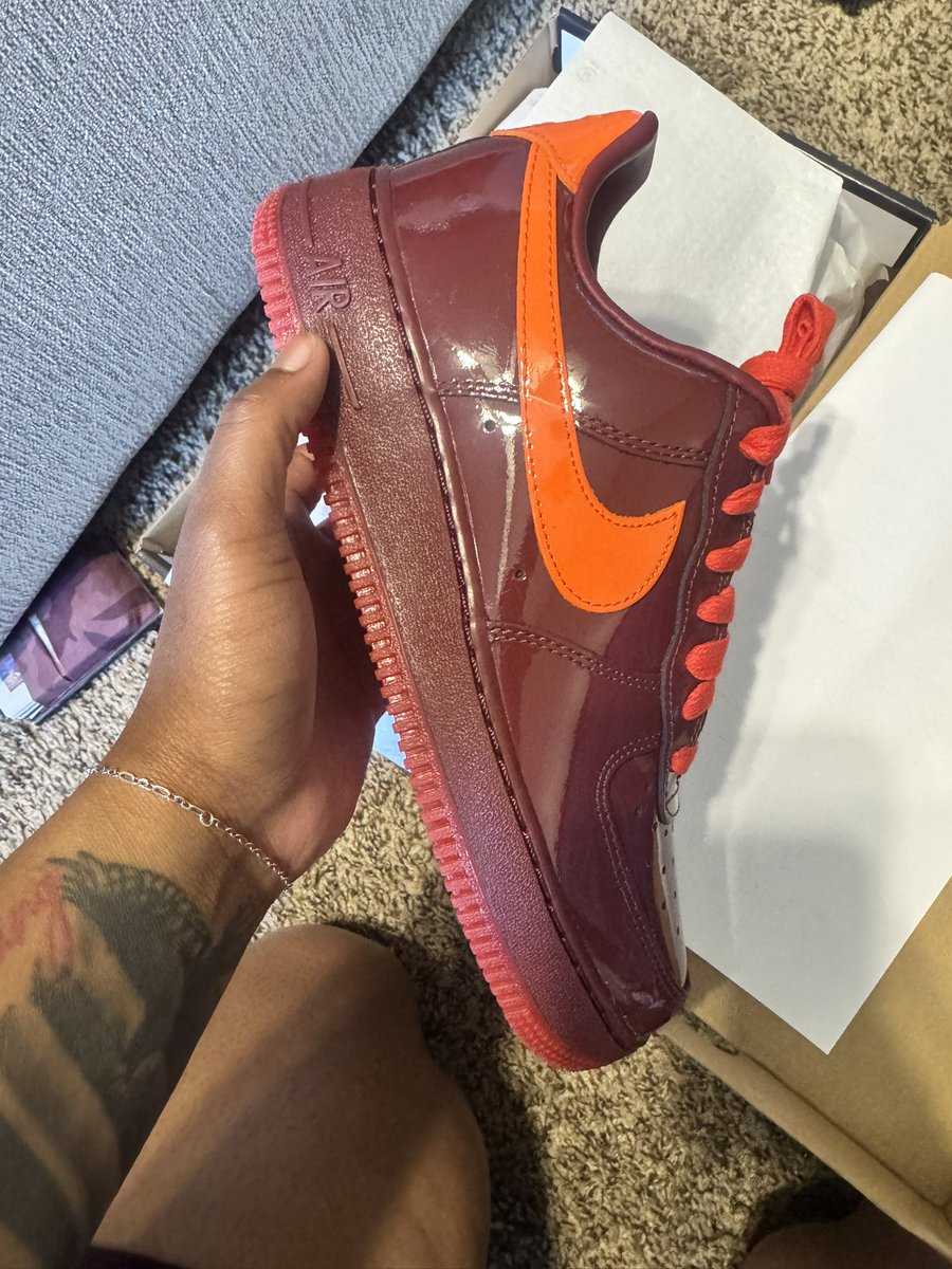 Toryn3x's tweet photo. @snkr_twitr Copped !! already got the safety orange in hand and I have the concretes so need for the yellow and green ones https://t.co/2zxPUm3UTw
