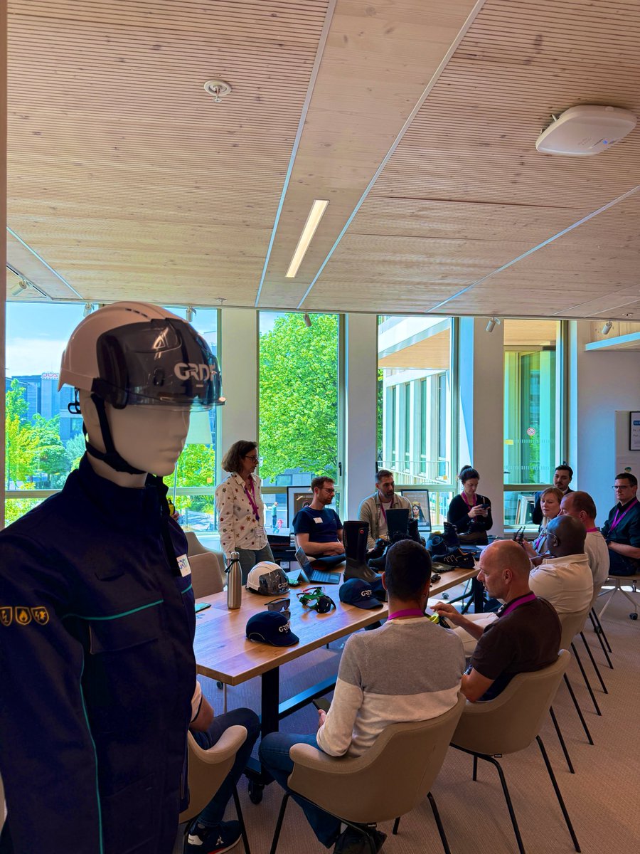 VayssatQ's tweet photo. 👷🏼♂️ Un EPI efficace c’est un EPI qu’on porte vraiment !
Aujourd’hui à #GRDF on a réuni gazières et gaziers pour co-construire les équipements de protection de demain.
La sécurité se pense avec ceux qui la vivent au quotidien !
#securite #santesecurite #prevention https://t.co/JqE9X5pTXL
