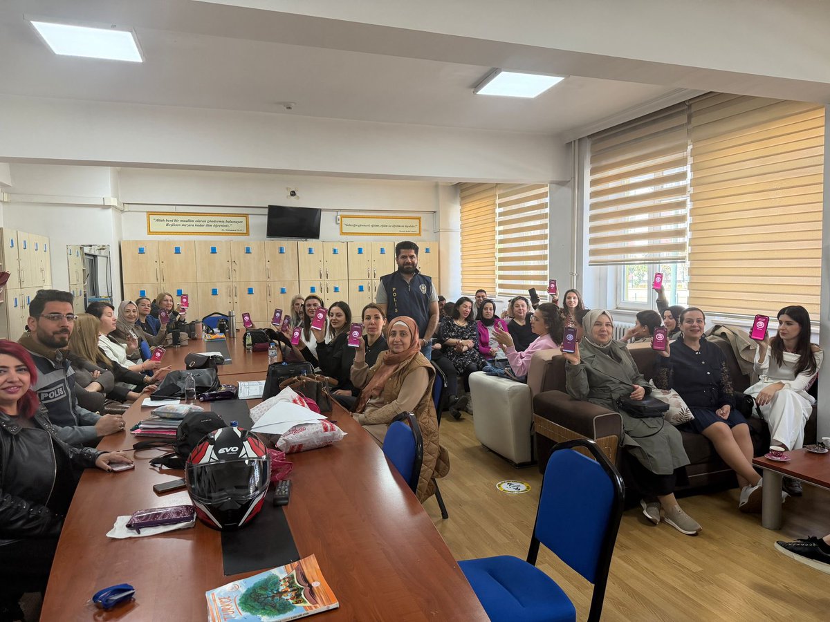 HumayunMahmut's tweet photo. Gaziantep  İl Emniyet Müdürlüğünde görevli polisler tarafından okulumuz öğretmenlerine " Güvenli Okul " ve " Kades" ile bilgilendirme  toplantısı yapıldı .

@kemalcebervali @gantepvaliligi @Gaziantep_MEM @Dr_Onderarpaci @SehitkamilMEM @M_A_Tiryakioglu @bmuratkursun @Elifguness01 https://t.co/UYCp7OhQ0d