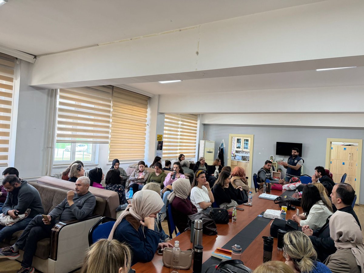 HumayunMahmut's tweet photo. Gaziantep  İl Emniyet Müdürlüğünde görevli polisler tarafından okulumuz öğretmenlerine " Güvenli Okul " ve " Kades" ile bilgilendirme  toplantısı yapıldı .

@kemalcebervali @gantepvaliligi @Gaziantep_MEM @Dr_Onderarpaci @SehitkamilMEM @M_A_Tiryakioglu @bmuratkursun @Elifguness01 https://t.co/UYCp7OhQ0d