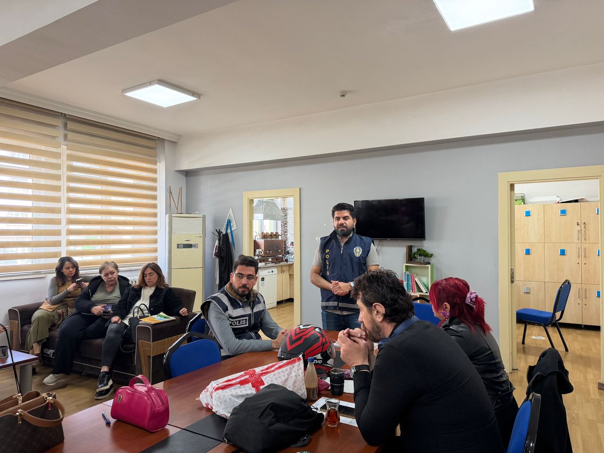 HumayunMahmut's tweet photo. Gaziantep  İl Emniyet Müdürlüğünde görevli polisler tarafından okulumuz öğretmenlerine " Güvenli Okul " ve " Kades" ile bilgilendirme  toplantısı yapıldı .

@kemalcebervali @gantepvaliligi @Gaziantep_MEM @Dr_Onderarpaci @SehitkamilMEM @M_A_Tiryakioglu @bmuratkursun @Elifguness01 https://t.co/UYCp7OhQ0d