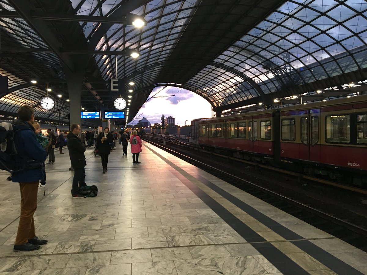 pneumannberlin's tweet image. Gravierende Einschränkungen im Bahnhof #Berlin #Spandau 2026/27.

Von Juni bis Dezember 2026 fahren viele #ICE-Züge ohne Halt durch. Im kommenden Jahr ist der Bahnhof zwei Monate auch für Regionalzüge tabu – mit kuriosen Folgen. #DB #ODEG #VBB #RE2 #RE8

Link im ersten Kommentar.