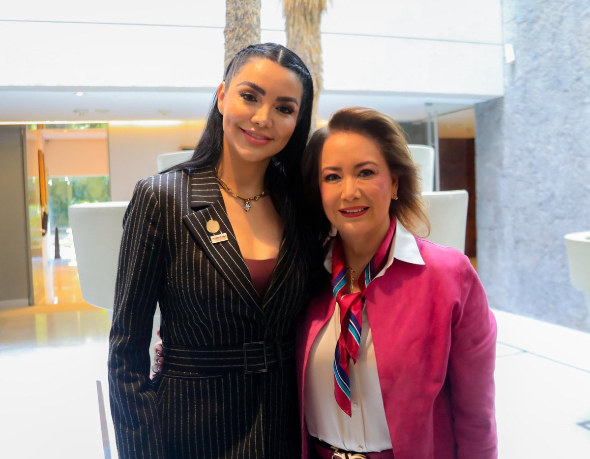 GabyJimenezMX's tweet photo. Es un honor coincidir en el Desayuno de “Su voz, su tiempo” con mujeres que transforman la justicia y la política en México. Un gusto escuchar y compartir visión con la Ministra @YasminEsquivel_ , las Magistradas @CeliaMayaGar , @z_mosri , @RosyOviedo y @eduardosantillan entre muchas y muchos otras amigas y amigos de los diferentes poderes de la unión con una misma causa. 

¡Felicidades, amiga Claudia Ivett, por más de 125 programas siendo un espacio vital para dar voz a las mujeres! 🎙️💜.  

En el marco del Día del Niño, reafirmamos que la protección de nuestras infancias no es negociable. Al escuchar las propuestas de mis compañeras para eliminar la violencia contra las niñas, reitero que tienen en la Cámara de Diputados una aliada firme para fortalecer nuestro marco normativo y pasar de las palabras a la acción.  

#SuVozSuTiempo #MujeresEnAcción #NiñezSegura #MujeresQueInspiran