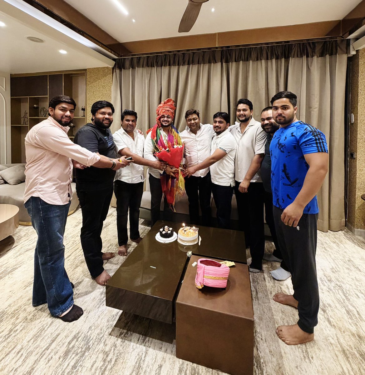 Shalendervoice's tweet image. छोटे भाई छजरसी प्रधान अन्नू भाई को जन्मदिन की हार्दिक शुभकामनाएं। 
आज आवास पर केक काटकर जन्मदिन की खुशियां साझा कीं।
ईश्वर से प्रार्थना है कि आप सदैव स्वस्थ, खुशहाल और सफल रहें।

#ShailenderSharma #Motivational #Samajsevi #chairman