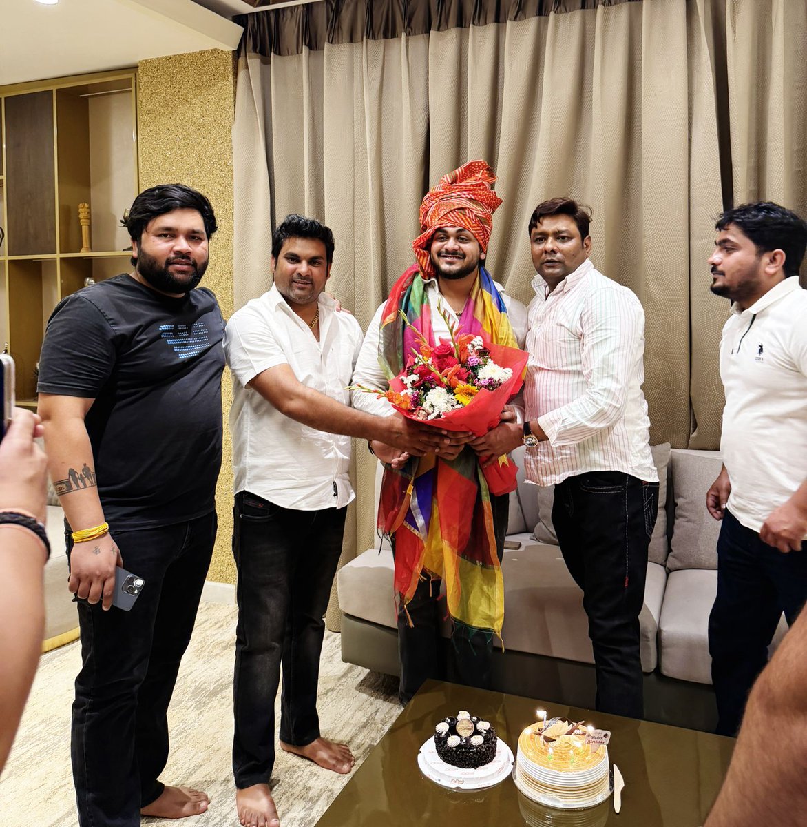 Shalendervoice's tweet image. छोटे भाई छजरसी प्रधान अन्नू भाई को जन्मदिन की हार्दिक शुभकामनाएं। 
आज आवास पर केक काटकर जन्मदिन की खुशियां साझा कीं।
ईश्वर से प्रार्थना है कि आप सदैव स्वस्थ, खुशहाल और सफल रहें।

#ShailenderSharma #Motivational #Samajsevi #chairman