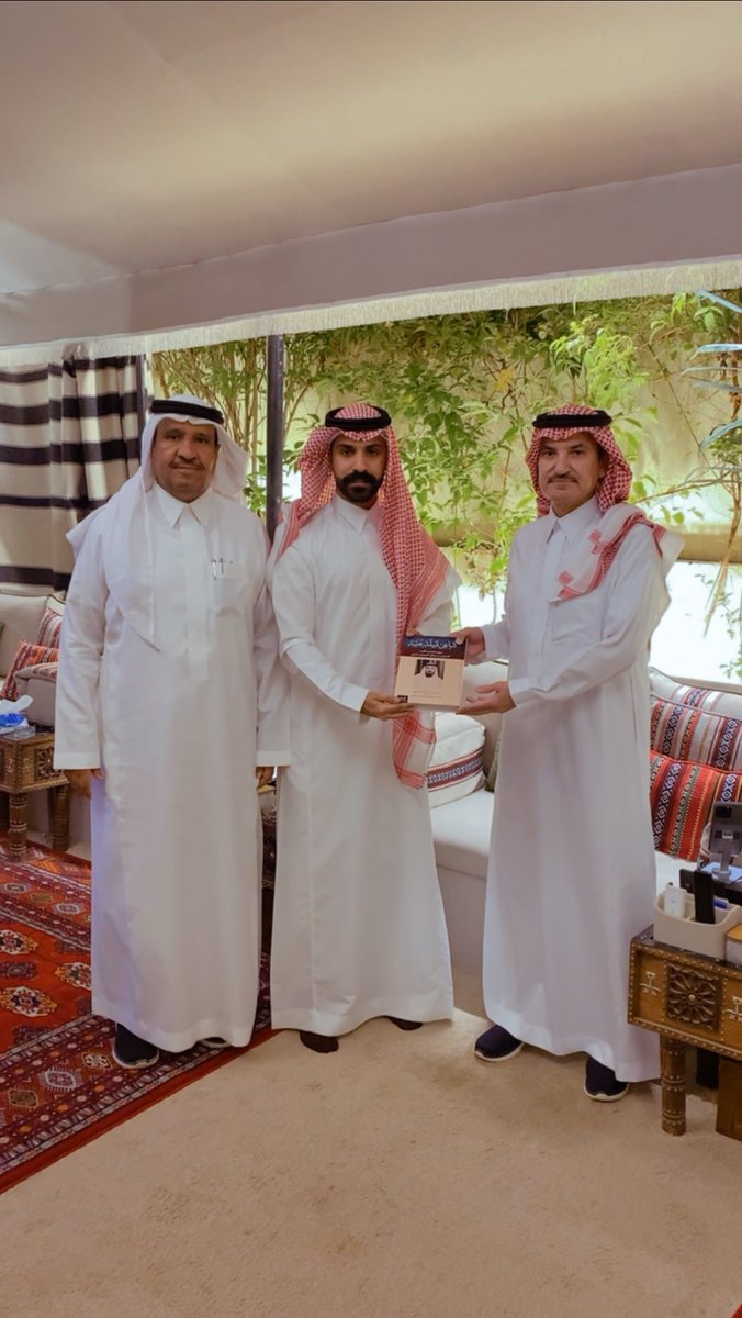 M7Nasser's tweet photo. تلقيت بكل سعادة  هدية أخي
 الشاعر الكبير  كديميس بن صالح العصيمي.  وكما قيل:
هَدايا الناسِ بَعضِهِمُ لِبَعضٍ
تُوَلِّدُ في قُلوبِهِمُ  الوِصالا
وَتودِعُ في الضَميرِ هَوىً وَوُدّاً
وَتَكسوهُم إِذا حَضَروا جمالا https://t.co/noLmTgjJk7