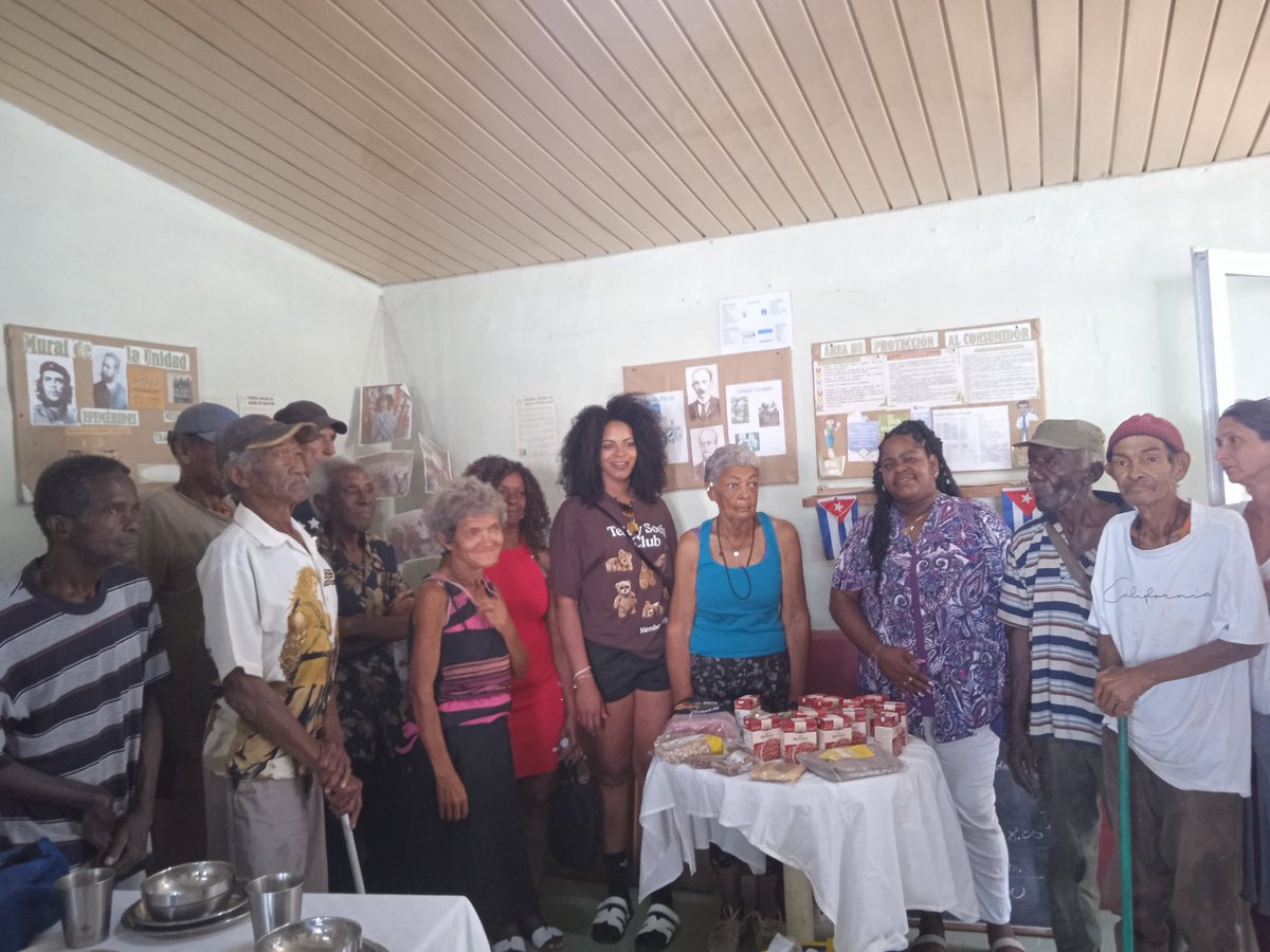 LopezBelkis_66's tweet photo. Donación de alimentos y medicinas para el Sistema de Atención a la Familia en el Restaurant La Unidad conocido como la Fondita del Hospital de la UEB La Bodeguita, perteneciente a Comercio y Gastronomía #MINCIN en #TrinidaddeCuba de una trinitaria residente en Italia. https://t.co/NBRk9Bn966