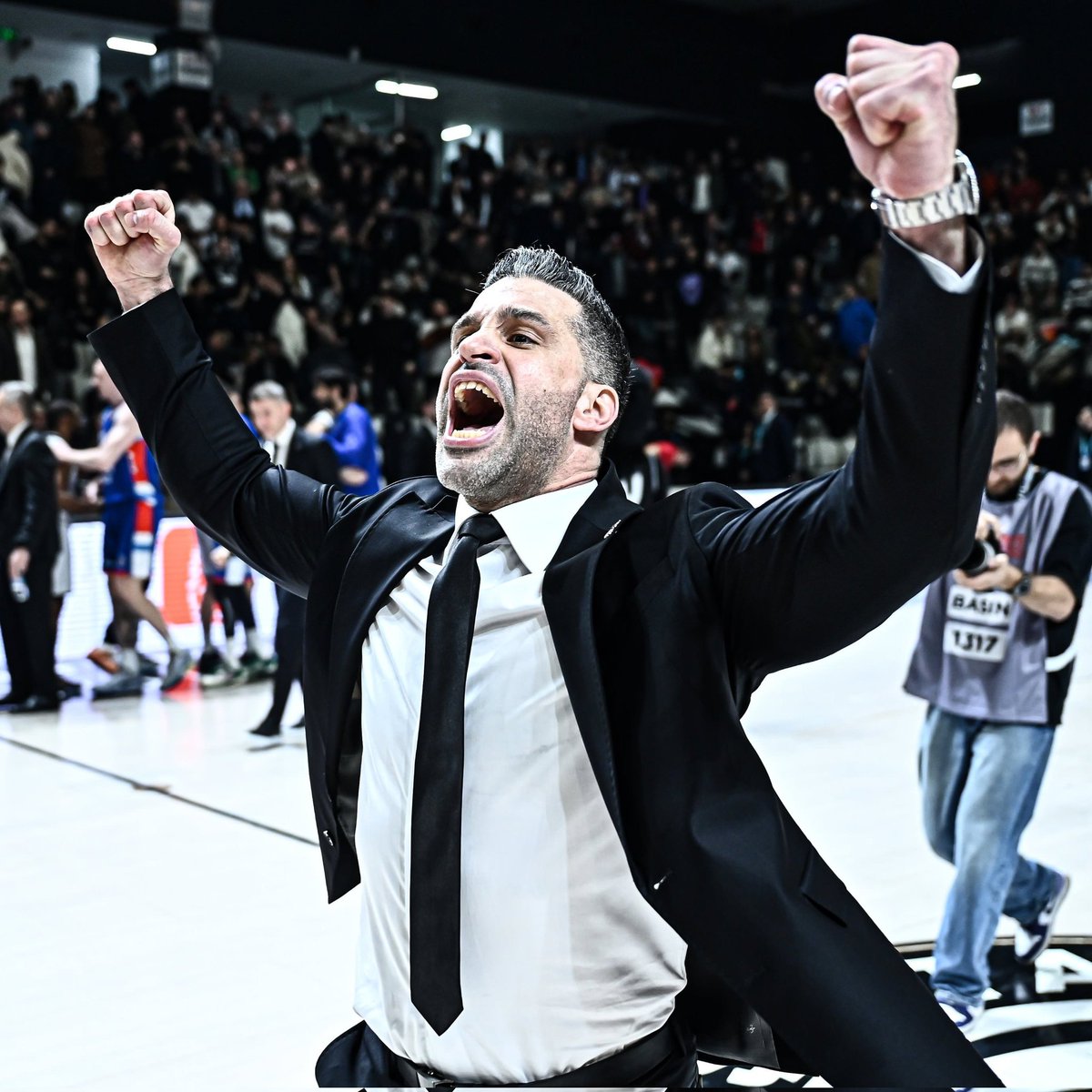 Bugün sonuç ne olursa olsun,
seni çok seviyoruz hocam. 

Bu armaya yaşattığın her duygu için şimdiden teşekkürler. 

İyi günde de kötü günde de arkandayız. 

Nice beraber zaferlere,
nice gurur dolu günlere… 🦅🔥