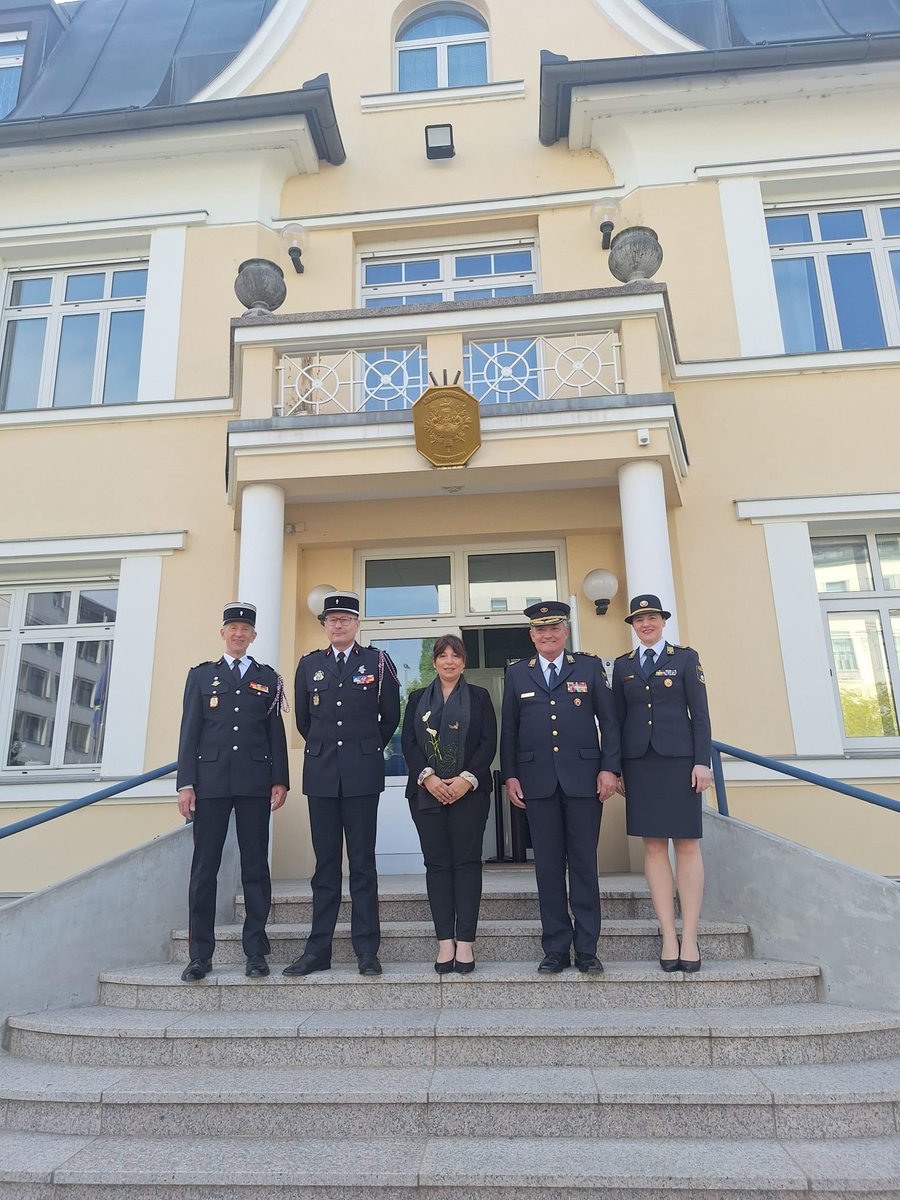 BoslandJP's tweet photo. En #Slovénie, un modèle qui interpelle :

➡️ 10 % de la population engagée
➡️ 45 000 sapeurs-pompiers
➡️ 41 000 jeunes formés dès 6 ans
▶️ 1332 centres de secours sur 212 communes

Avec Gasilska Zveza Slovenije @GZ_Zalec , et l’ambassade de France, des échanges concrets pour renforcer :
- la formation feux de forêt
- l’influence européenne

S’inspirer pour mieux protéger.