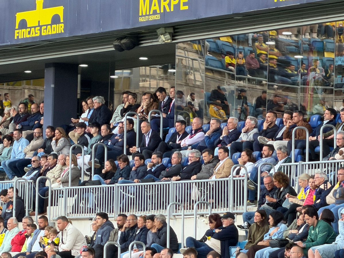 Una semana más el palco repleto de esos a los que no les importa aparecer junto a Vizcaino y Contreras por no pagar una entrada.

El lunes se colaron en el palco:
* Juan Antonio García Rodríguez, Presidente de la FPC.
* Rosario Román, señora esposa del presidente de la FPC.
*