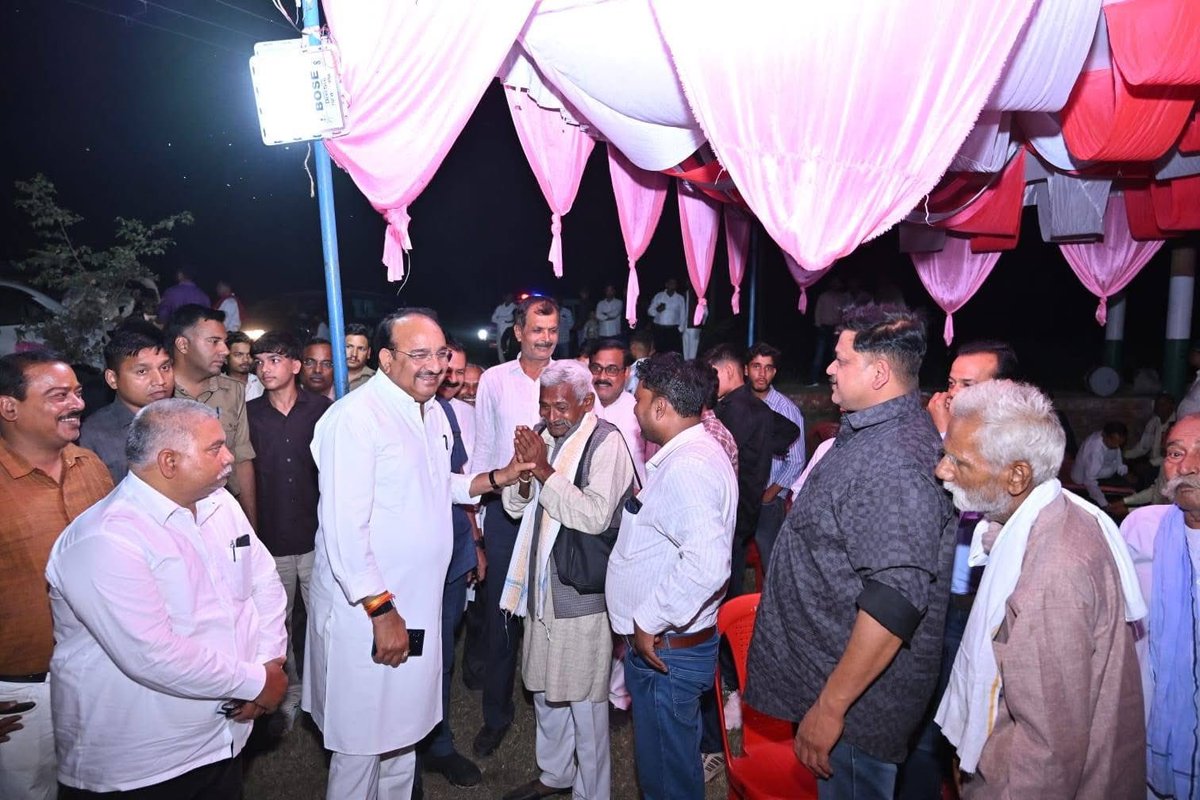 RBLDineshSingh's tweet photo. ग्राम अखऊपुर, टिकवामऊ, रायबरेली निवासी श्री माताबक्श सिंह जी के सुपुत्र चि. वैभव सिंह(राजा) एवं आयु. आँचल सिंह(रिया) के शुभ विवाह समारोह में सम्मिलित होकर परिवारजनों को बधाई एवं शुभकामनाएँ दी। https://t.co/ymSf7pi83w