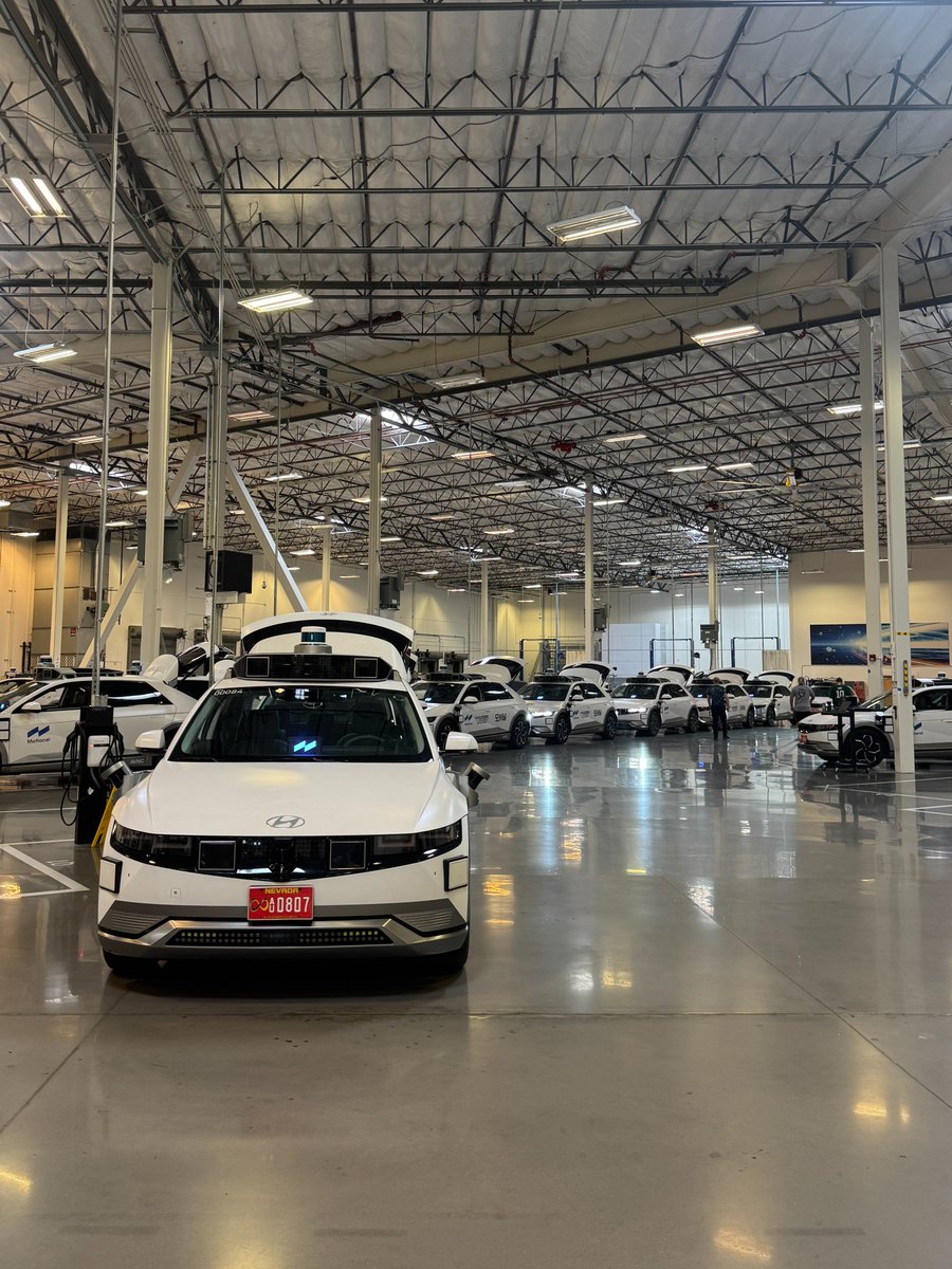 motionaldrive's tweet image. The fleet is charged and ready for a full day of testing. See us this morning? Shout out your location below! 👇

#LasVegas #Motional #IONIQ5 #Robotaxis