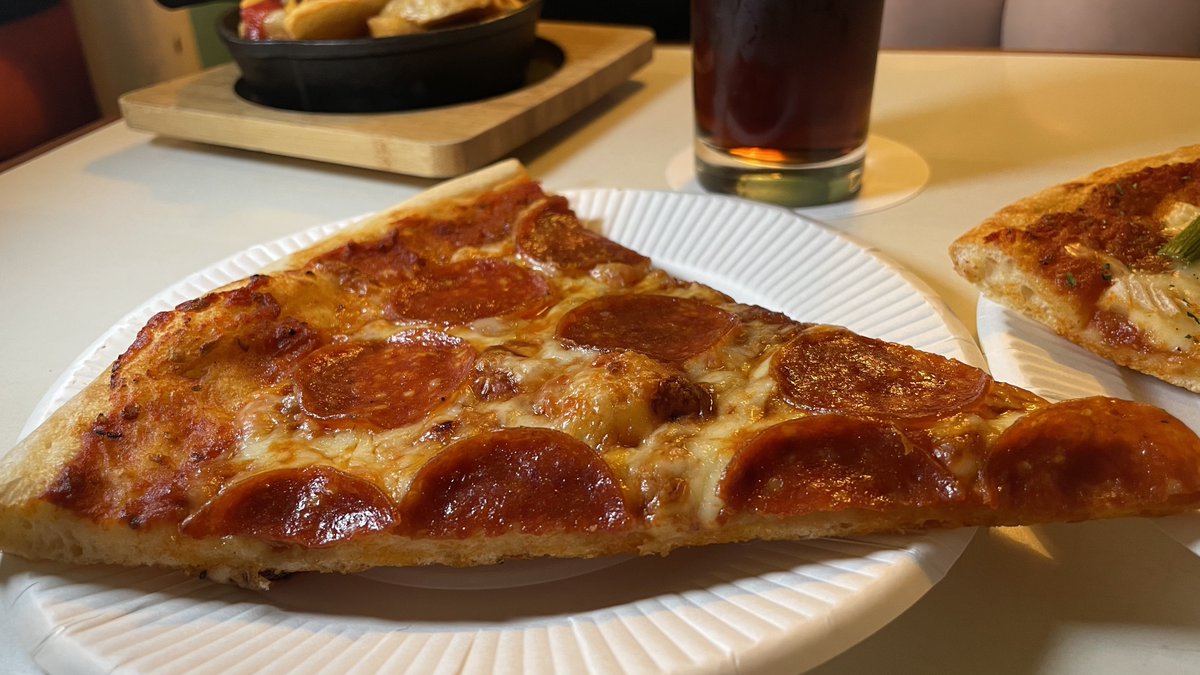 oinagoya's tweet photo. ドゥーキーズピザのピザを食べに、名古屋においでよ。  
直径45cmの、とっても巨大なピザだよ。

昼飲みもできる大須のお店で、大満足グルメを味わってね～🍕 https://t.co/DlcNq6nGym